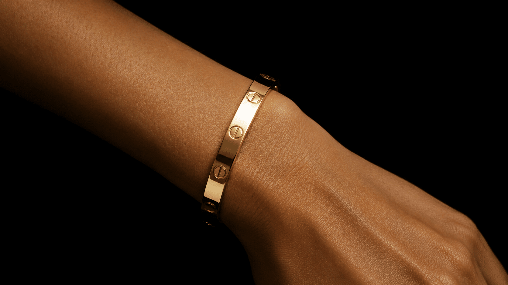 Cartier Love Armband in Gelbgold am Handgelenk getragen – wertstabiler Luxusschmuck