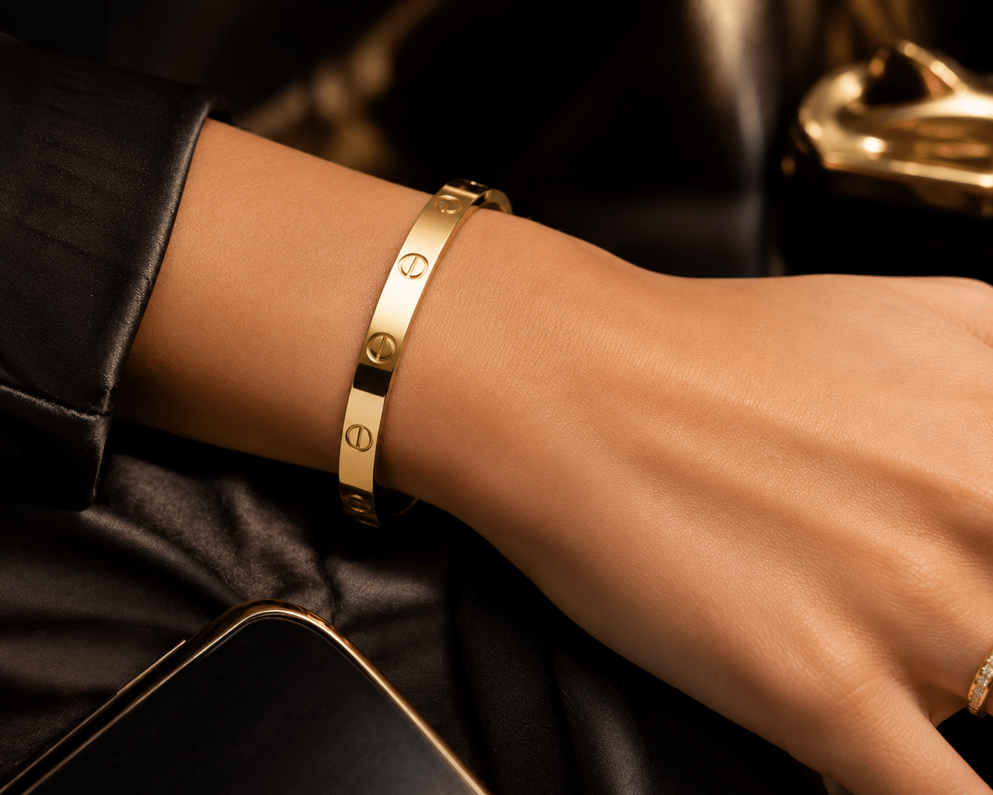 Cartier Love Armreif gebraucht am Handgelenk