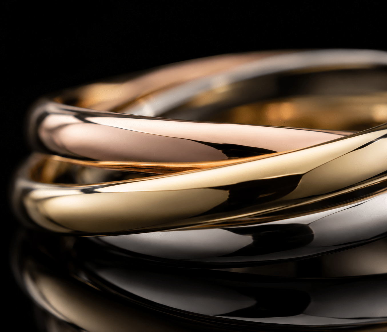 Cartier Trinity Ring Makroaufnahme der drei verschlungenen Goldbänder