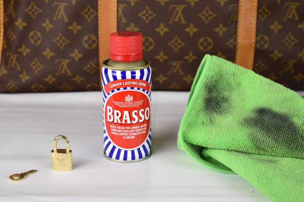 Brasso Liquid Metal Reiniger in der Anwendung