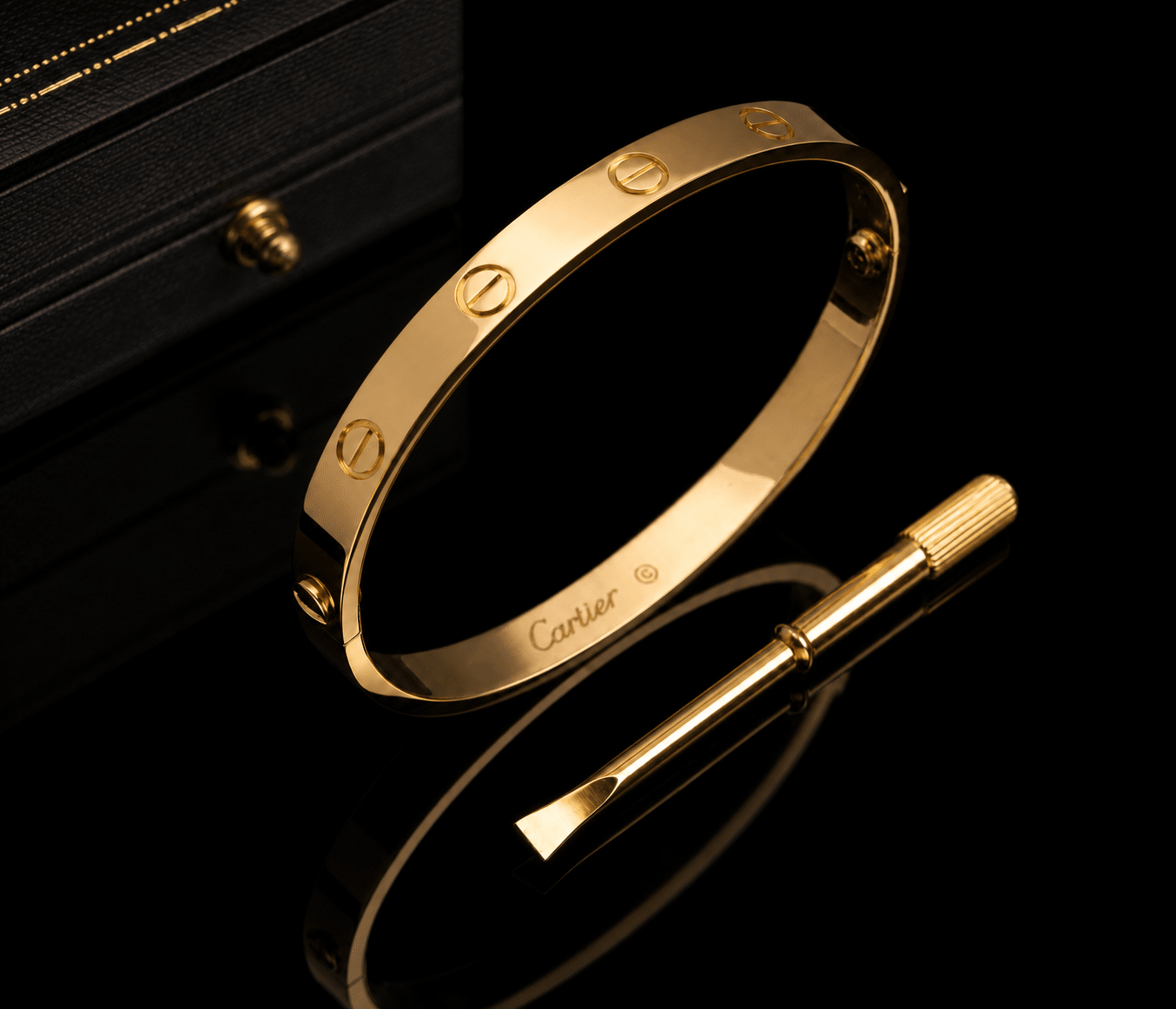 Cartier Love Armreif Makroaufnahme – Schraubendetail und Gold-Oberfläche