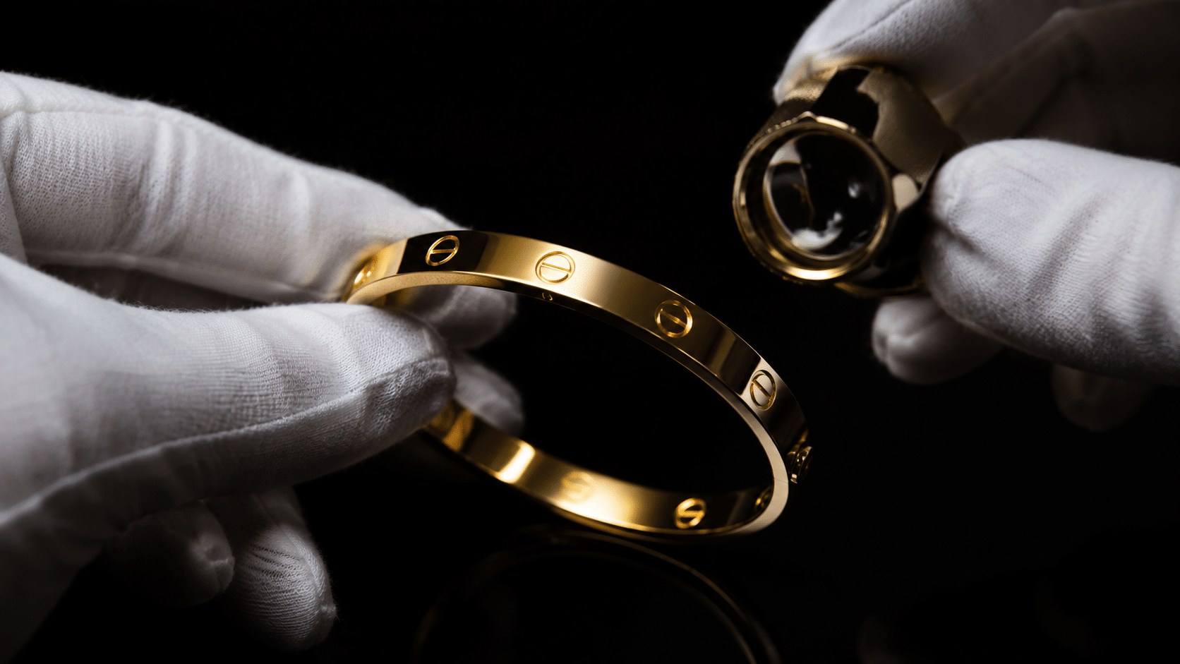 Cartier Love Armband Echtheitsprüfung durch Experten mit Lupe – Boutique75