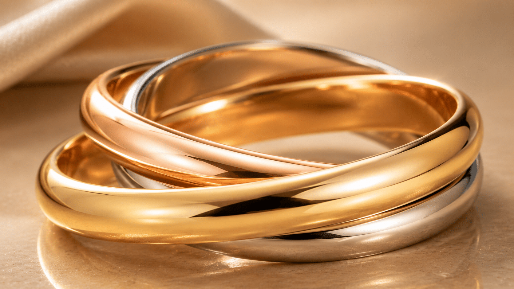 Cartier Trinity Wertsteigerung – Ring aus Gelbgold, Roségold und Weißgold in Nahaufnahme