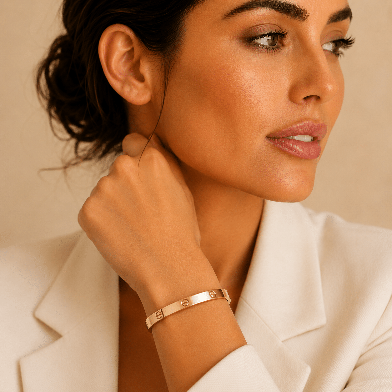 Cartier Love Armreif in Gelbgold mit Schraubenmotiv am Handgelenk einer Frau