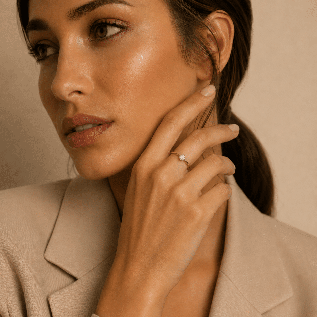Cartier Verlobungsring in Gelbgold mit Solitär-Brillant am Ringfinger einer Frau