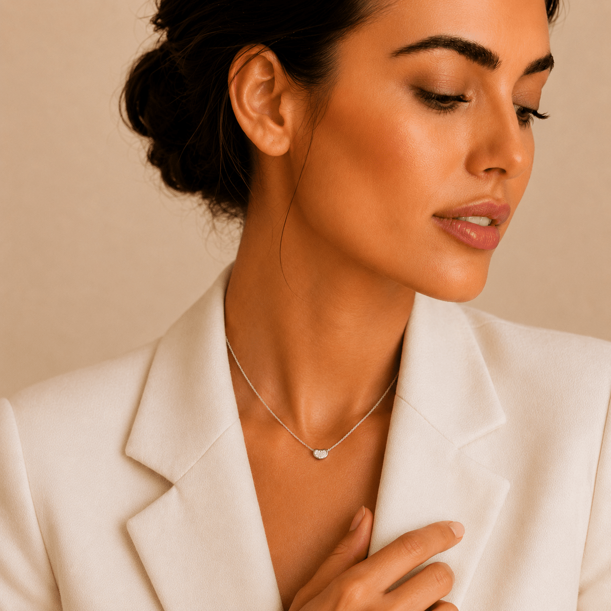 Tiffany Halskette aus Platin mit diamantbesetztem Bohnenanhänger an feiner Kette