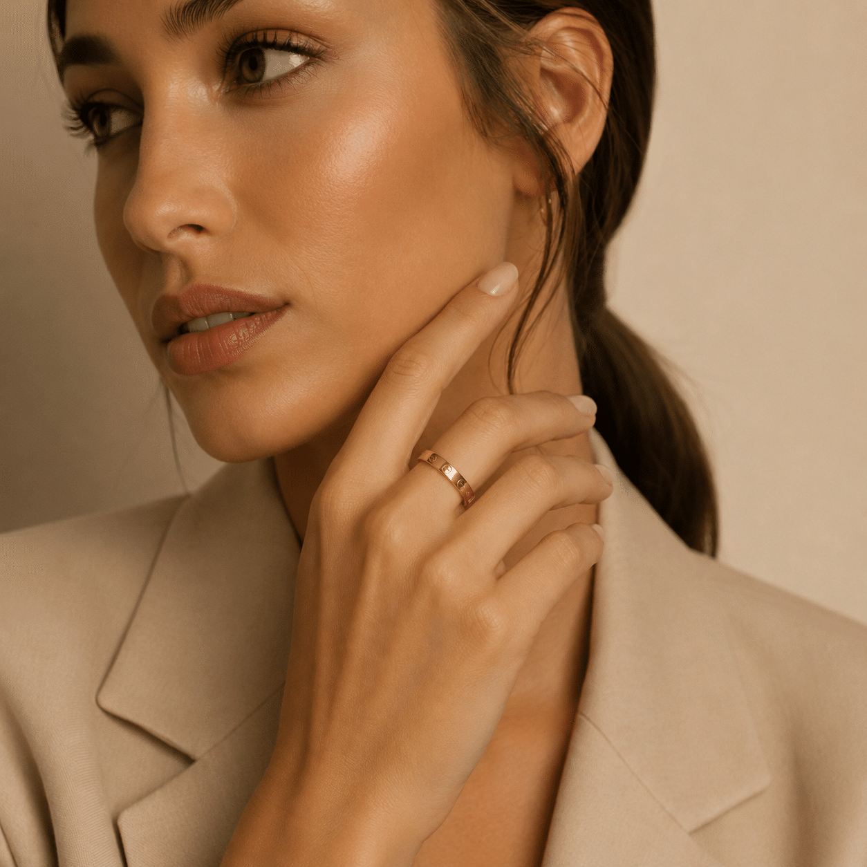 Cartier Love Ring in Gelbgold mit umlaufendem Schraubenmotiv am Finger einer Frau