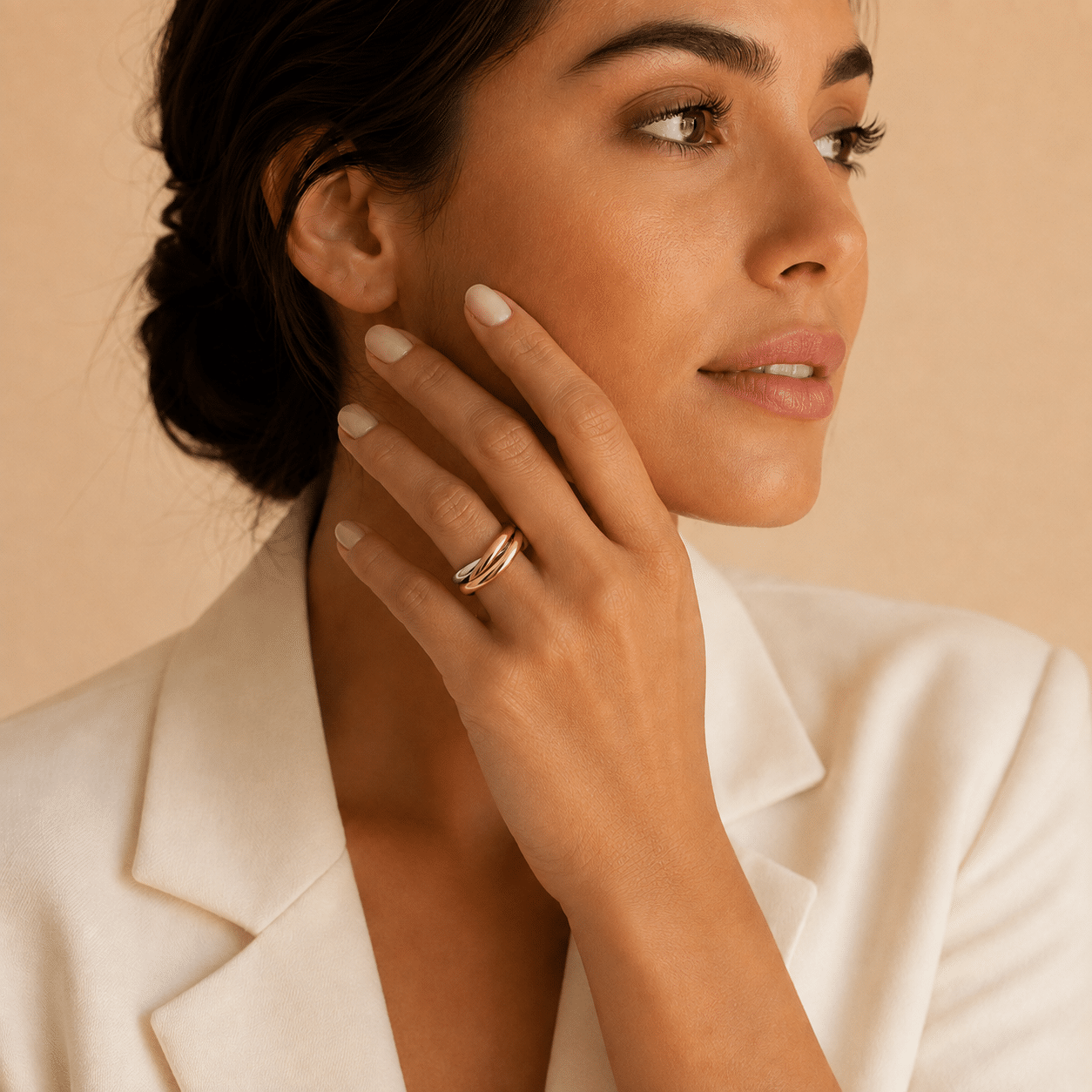 Cartier Trinity Ring aus drei verschlungenen Bändern in Gelbgold, Weißgold und Roségold am Finger