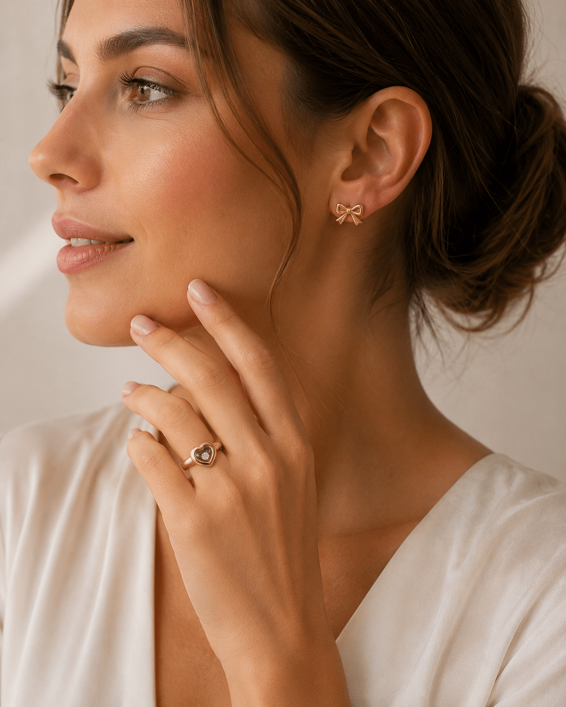 Chopard Ring in Gelbgold mit Herz-Motiv und beweglichem Diamant an der Hand getragen